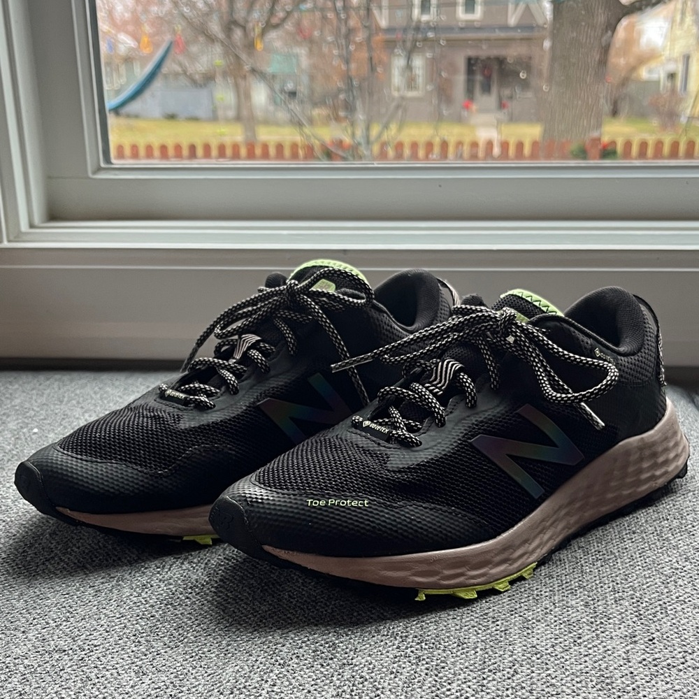 Women’s New Balance Arishi Trail Gore-Tex Trail Shoes - size 9